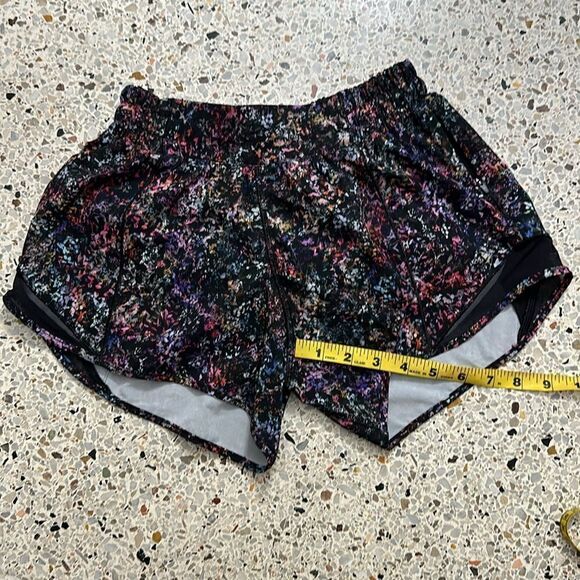 EUC Lululemon hotty hot 4” short vitalize multi black 4 lined - Picture 8 of 9